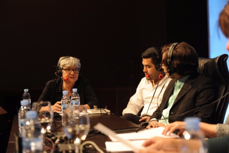 FOTO DE QUIM LLENAS | Día de la Libertad de Prensa 2017 | Macu de la Cruz, vicepresidenta de RSF España, con los periodistas Óscar Martínez y Milthon Robles