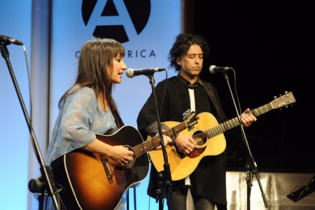 FOTO DE QUIM LLENAS | Día de la Libertad de Prensa 2017 | Broche musical de lujo: el dúo por Violeta Parra de Eva Amaral y Manuel García