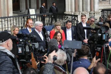 Stella Assange y simpatizantes de Julian Assange abandonan el Tribunal Supremo del Reino Unido, 26 de marzo de 2024 | Lizzie Jenkins